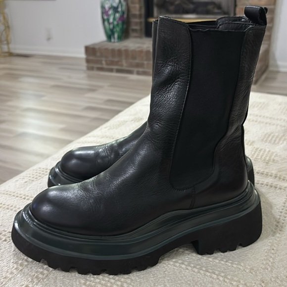 Steve Madden Buxton Chelsea Boot
Leather & textile upper slip stretch gores Sz 9 - Picture 2 of 14